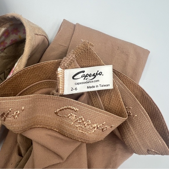 Capezio 10.5 Ballet Slippers and size 2-6 tights nude - Picture 2 of 6